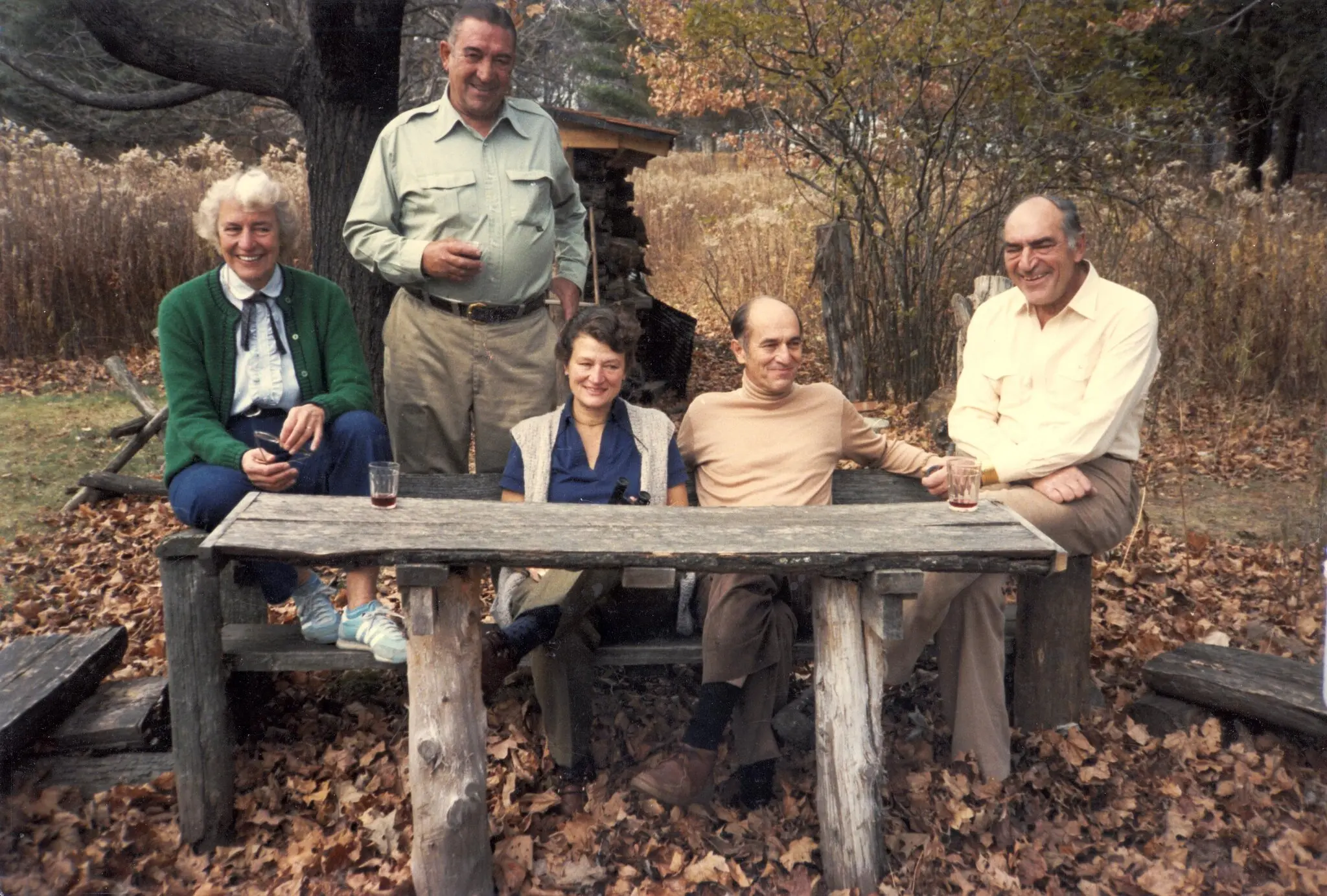 Dona Leopold, centro, em 1982 na Cabana com seus irmãos: Nina, Starker, Carl e Luna.Crédito...através da Fundação Aldo Leopold