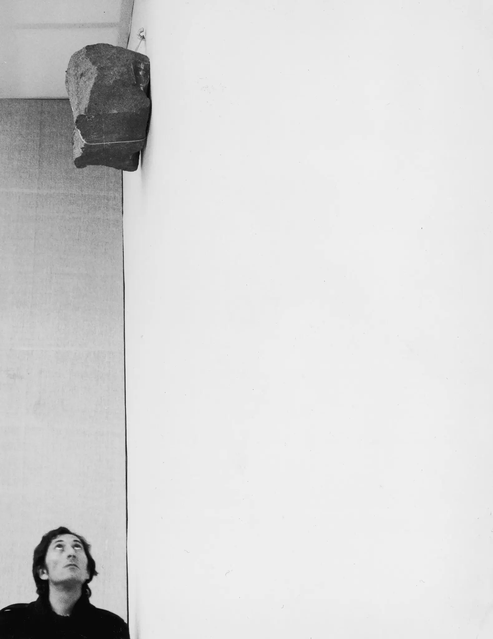 Giovanni Anselmo com a sua obra “Sem título” em 1970. Membro do movimento Arte Povera conhecido pelo seu sentido de humor e provocação, muitas vezes justapôs dois valores nocionalmente opostos. (Crédito da fotografia: Paolo Mussat Sartor, através da Galeria Marian Goodman)