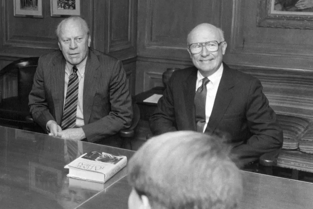 Henry F. Graff, à direita, com o ex-presidente Gerald R. Ford na Universidade de Columbia em 1989. O Sr. Ford passou mais de uma hora com os alunos da turma de graduação do professor Graff.Crédito...Eddie Hausner/O jornal New York Times