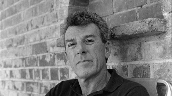 Thom Gunn, poeta que trocou a tradição pela contracultura (Crédito da fotografia: Cortesia © Copyright All Rights Reserved/ © Cortesia do Centro de Poesia da Universidade do Arizona/ REPRODUÇÃO/ TODOS OS DIREITOS RESERVADOS)