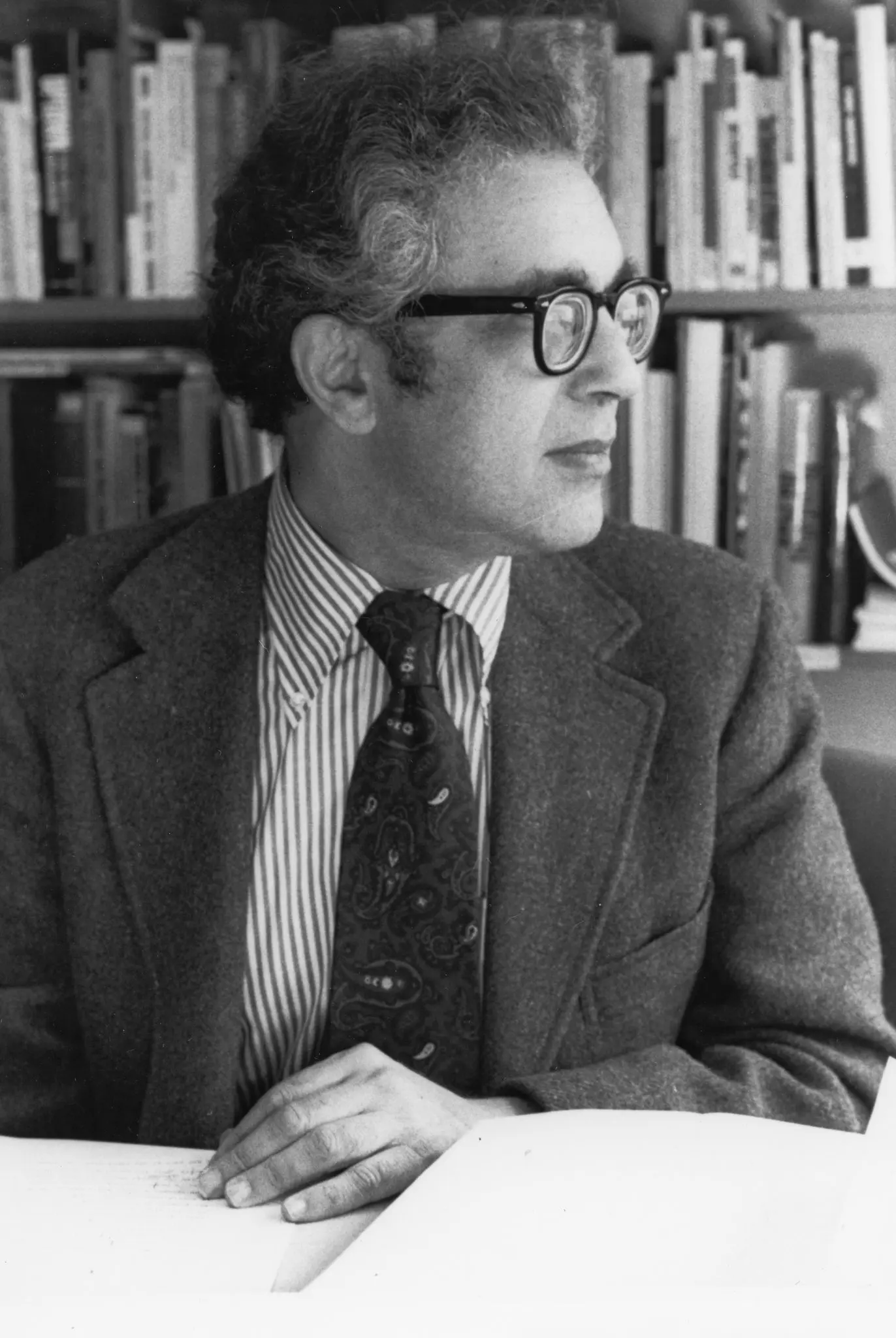 Nathan Glazer, um sociólogo e autor americano, em 1981. (Crédito...Bibliotecas JHU Sheridan/Gado, via Getty Images)