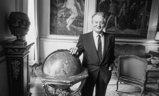 Roland Dumas, ministro das Relações Exteriores, em seu escritório em Paris, em 19 de maio de 1988. (FRÉDÉRIC REGLAIN //GAMMA-RAPHO)