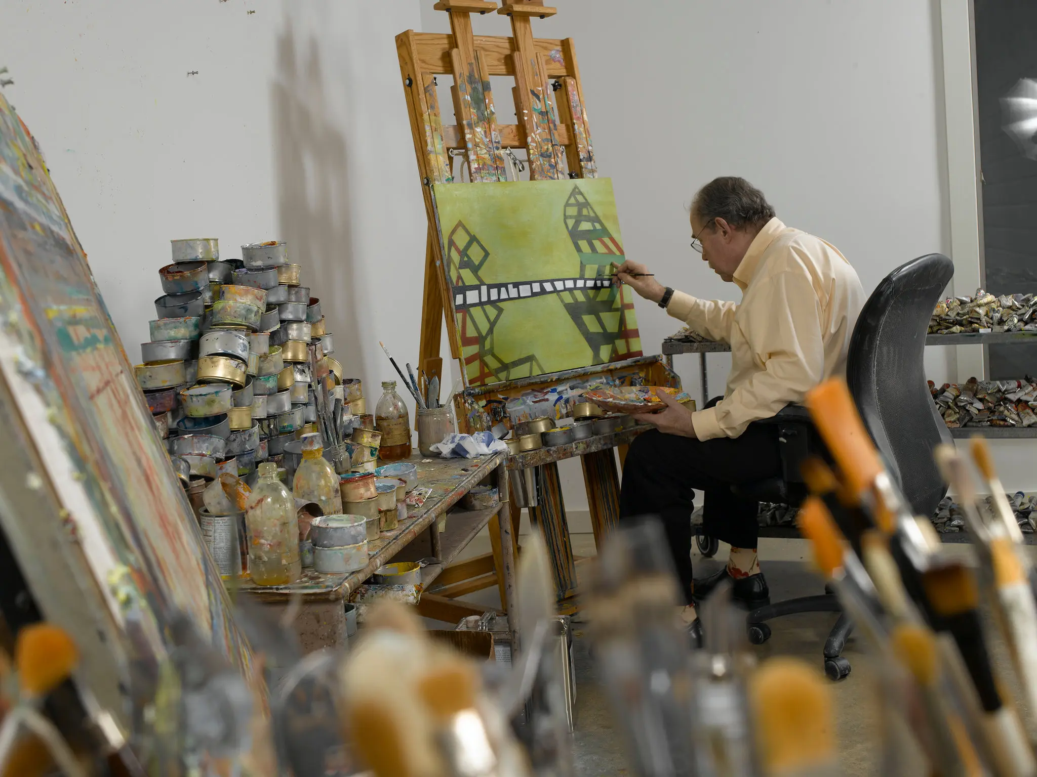 Thomas Nozkowski trabalhando em seu estúdio em 2010. Ele se afastou de grandes obras abstratas para trabalhar em uma escala mais modesta, com um senso de autoanulação. (Crédito da fotografia: Samantha Deitch/BFA)