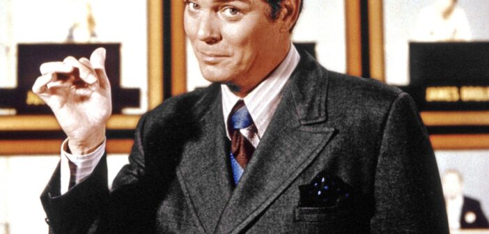 Peter Marshall no set de “The Hollywood Squares”. Ele foi o apresentador do programa por 15 anos.Crédito...NBC, via Coleção Everett