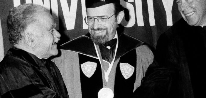 Norman Lamm, no centro, antigo líder da Universidade Yeshiva, com Yitzhak Shamir, à esquerda, ministro das Relações Exteriores de Israel, e o Secretário de Estado George Shultz em 1984. (Crédito da fotografia: Suzanne Vlaims/Associated Press)