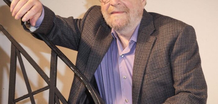 O produtor musical Michael Cuscuna em 2014. Seu nome apareceu em letras miúdas em mais de 2.600 álbuns, a maioria deles reedições, muitas das quais incluíam suas meticulosas notas de rodapé.Crédito...Audrey Poree/Abacapress, via Alamy