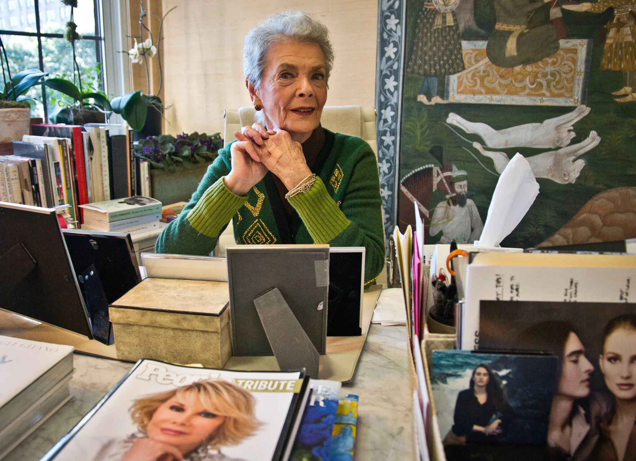 A personal shopper Betty Halbreich em 2014 em seu escritório na Bergdorf Goodman. Ela começou a trabalhar lá em 1976.Crédito...Bebeto Matthews/Associated Press