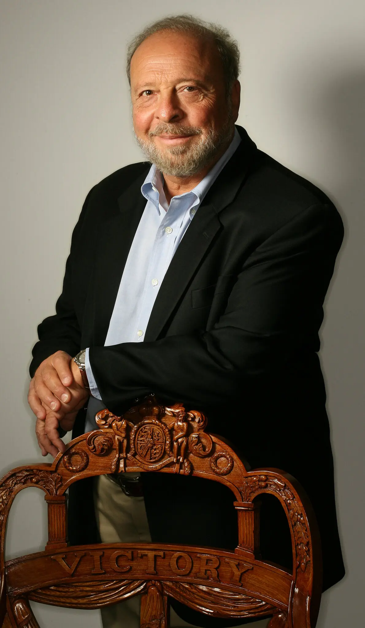 Nelson DeMille em 2006. Os narradores de seus thrillers best-sellers eram de um tipo: veteranos e policiais cansados ​​do mundo e brincalhões. (Crédito da fotografia: Cortesia © Copyright All Rights Reserved/ Fred R. Conrad/The New York Times/ REPRODUÇÃO/ TODOS OS DIREITOS RESERVADOS)