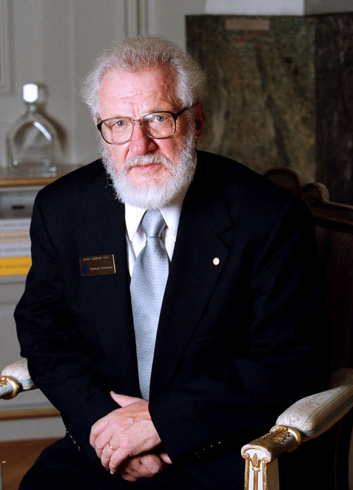 Herbert Kroemer em 2000, quando recebeu o Prêmio Nobel de Física por suas contribuições ao desenvolvimento das chamadas heteroestruturas. (Crédito da fotografia: Cortesia Henrick Montomery/Pressens Bild, via Associated Press)