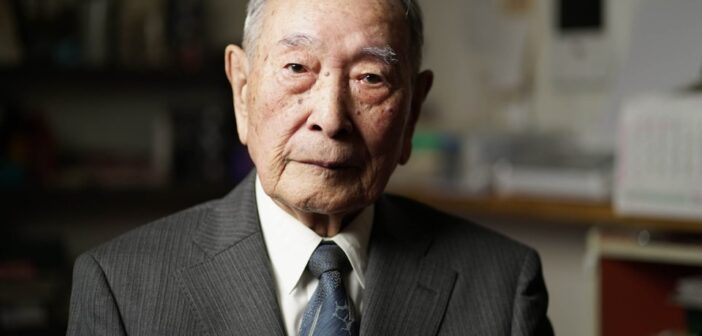 Ele escondeu em silêncio sobre suas experiências de guerra até a velhice porque, ele disse, 'tenho vergonha de ser o único que sobreviveu e viveu uma vida tão longa' Nyree Riding