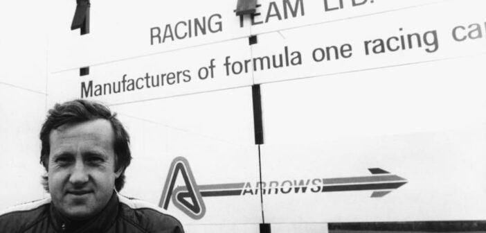 Alan Rees fotografado do lado de fora da fábrica da Arrows em Bletchley, 1978 Wesley