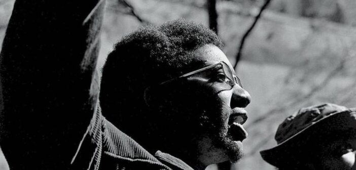 Fred Hampton, morto pela polícia, demonstrou desde cedo vocação para o ativismo. (Foto: DAVID FENTON/GETTY IMAGES)
