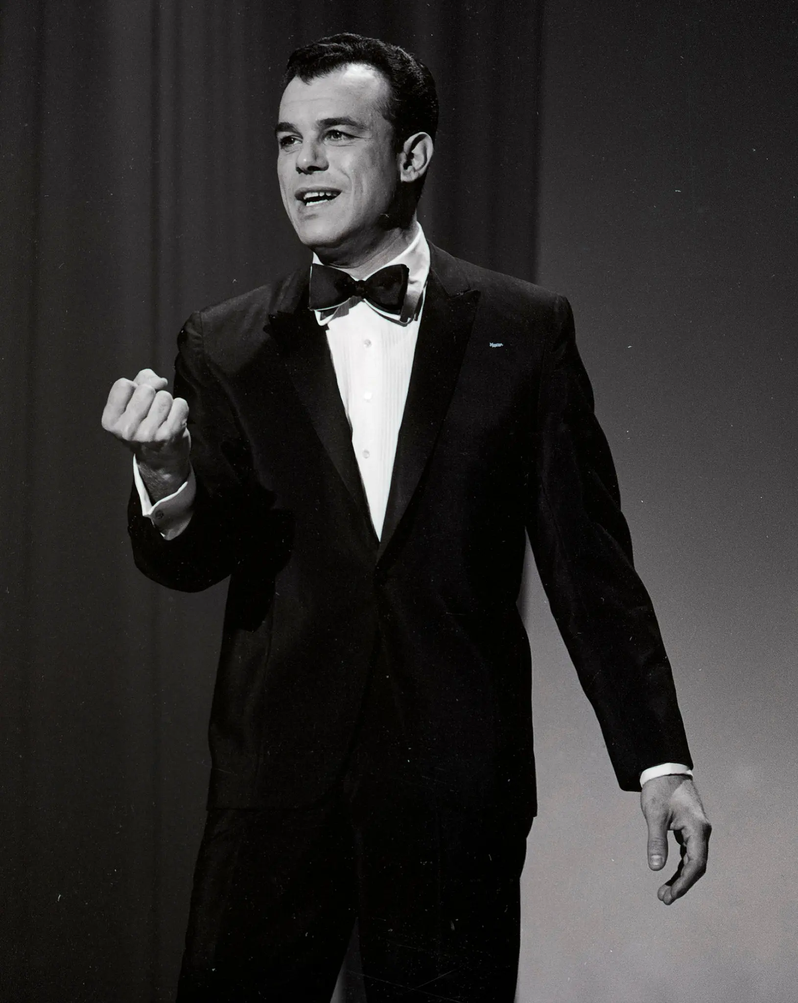 Julius La Rosa se apresentando em 1965. (Crédito da fotografia: cortesia Arquivos de fotos ABC, via Getty Images)