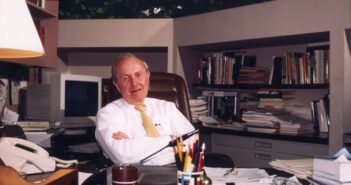 Hugh Sidey é visto aqui em 1998 em seu escritório na revista Time , onde foi correspondente da Casa Branca e chefe de sucursal. (Crédito da fotografia: Cortesia © Copyright All Rights Reserved/ Divulgação/ Associação Histórica da Casa Branca/ White House Historical Association ®/ REPRODUÇÃO/ TODOS OS DIREITOS RESERVADOS)