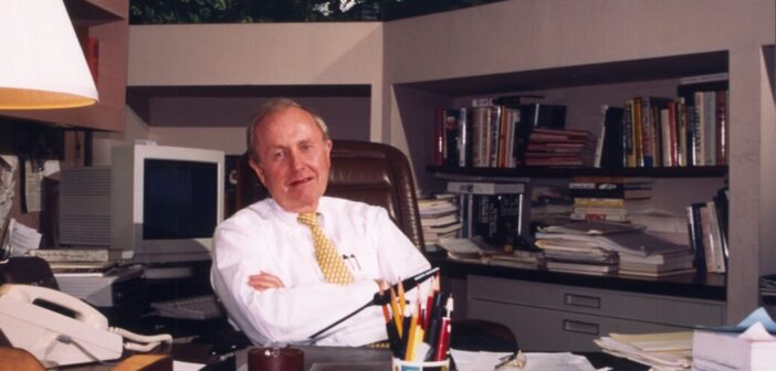 Hugh Sidey é visto aqui em 1998 em seu escritório na revista Time , onde foi correspondente da Casa Branca e chefe de sucursal. (Crédito da fotografia: Cortesia © Copyright All Rights Reserved/ Divulgação/ Associação Histórica da Casa Branca/ White House Historical Association ®/ REPRODUÇÃO/ TODOS OS DIREITOS RESERVADOS)