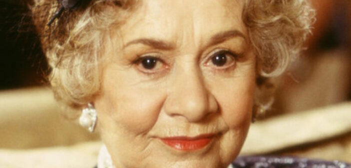 Joan Plowright, lenda do teatro britânico. © Divulgação/Disney