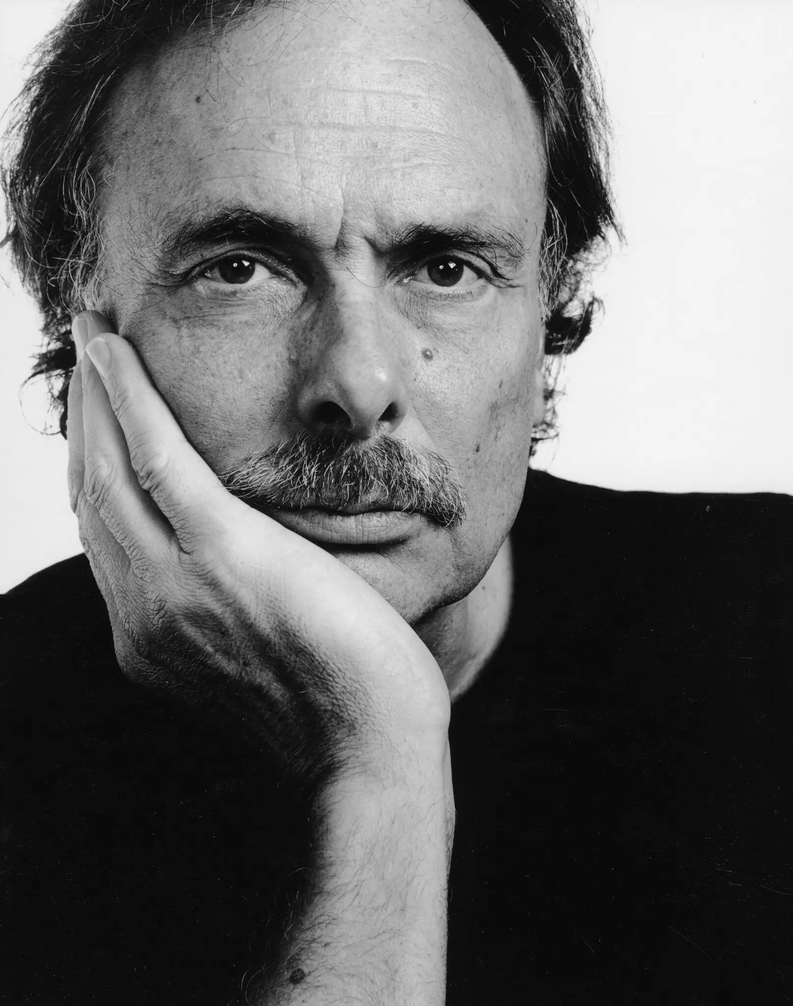 Sr. Arthur Kopit em 1999. “Quando escrevi uma peça”, ele disse uma vez, “percebi que me perdi como Arthur Kopit e apenas escrevi o que os personagens disseram”. (Crédito da fotografia: cortesia Jack Mitchell/Getty Images)