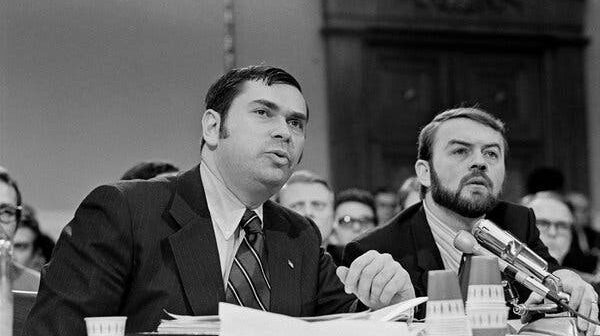 O Sr. Phillips foi nomeado chefe do Escritório de Oportunidades Econômicas em 1973, durante o governo do presidente Richard M. Nixon.Crédito...Mike Lien/The New York Times
