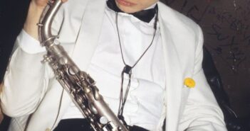 James Chance em 1978. O Sr. Chance trouxe vocais estridentes e estridentes e um saxofone alto estridente para sua música no wave.Crédito...Márcia Resnick