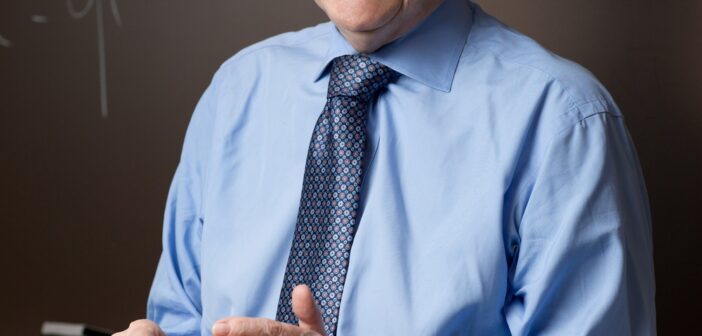 Dale W. Jorgenson, retratado aqui em uma sala de aula de Littauer, foi professor em Harvard por mais de 50 anos. (Cortesia de Martha Stewart Photography)