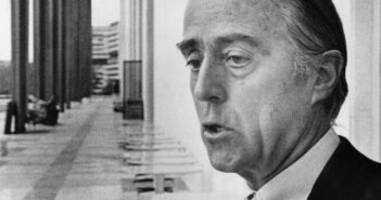 William McCormick Blair Jr. em Washington em 1977. (Crédito da fotografia: Cortesia Mike Lien/The New York Times)