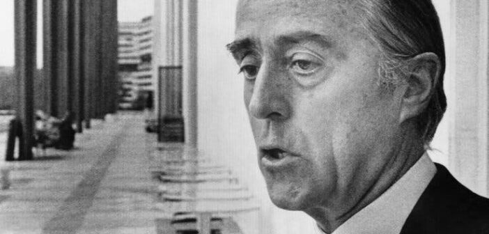 William McCormick Blair Jr. em Washington em 1977. (Crédito da fotografia: Cortesia Mike Lien/The New York Times)