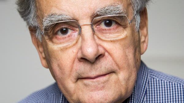 Sr. Bernard Pivot em 2011. “Eu tenho um jeito de ser, de ouvir, de falar, de perguntar novamente, que vem naturalmente para mim”, ele disse uma vez.Crédito...Eric Robert/Sygma, via Getty Images