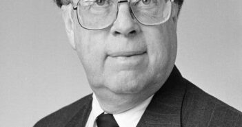 Sr. Adam Clymer em 1992. Em sua carreira no Times, ele foi correspondente em Washington, correspondente-chefe do Congresso, editor em Washington, editor de fim de semana, editor de pesquisas e editor político — o primeiro do jornal. Crédito...Naum Kazhdan/The New York Times