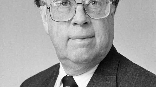 Sr. Adam Clymer em 1992. Em sua carreira no Times, ele foi correspondente em Washington, correspondente-chefe do Congresso, editor em Washington, editor de fim de semana, editor de pesquisas e editor político — o primeiro do jornal. Crédito...Naum Kazhdan/The New York Times