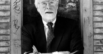 O dramaturgo Frank D. Gilroy em Nova York em 1991.Crédito...Jack Manning/The New York Times