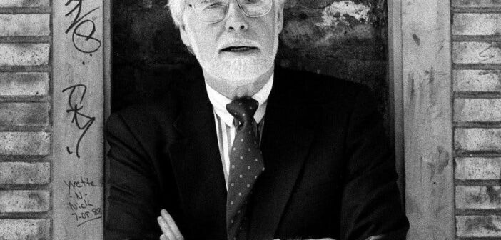 O dramaturgo Frank D. Gilroy em Nova York em 1991.Crédito...Jack Manning/The New York Times