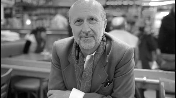 O jornalista Christopher Dickey em uma foto sem data. Ele era, disse o jornalista de televisão Brian Williams, “um daqueles grandes e curiosos contadores de histórias que pareciam saber quase tudo e todos”.Crédito...Pedro Turnley