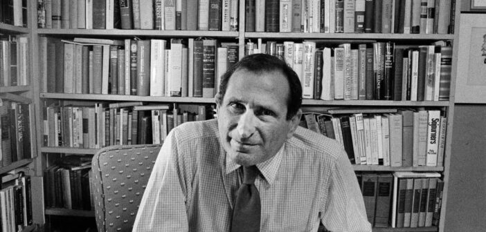 Justin Kaplan em seu escritório em Cambridge, Massachusetts, em 1988. (Crédito da fotografia: Cortesia © Copyright All Rights Reserved/ Divulgação/ © Joe Wrinn ®/ REPRODUÇÃO/ TODOS OS DIREITOS RESERVADOS)