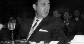 Dr. Irving Peress em uma audiência da subcomissão do Senado em 1954. (Crédito da fotografia: The New York Times Company)