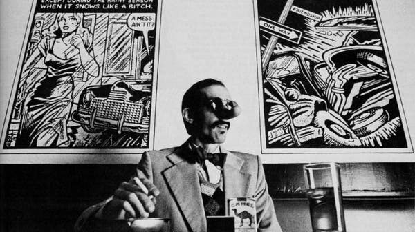 Sr. John Peck, disfarçado, em uma foto sem data. Ele trabalhou em um estilo retrô reaproveitado dos anos 1940 e 1950 e escreveu com humor sarcástico. (Crédito da fotografia: Cortesia John Forasté/Universidade Brown)