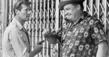 Clifton James, à direita, e Roger Moore em uma cena de “O Homem da Pistola de Ouro” (1974). (Crédito da fotografia: Cortesia Artistas Unidos/Getty Images)