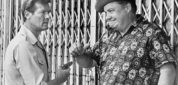 Clifton James, à direita, e Roger Moore em uma cena de “O Homem da Pistola de Ouro” (1974). (Crédito da fotografia: Cortesia Artistas Unidos/Getty Images)