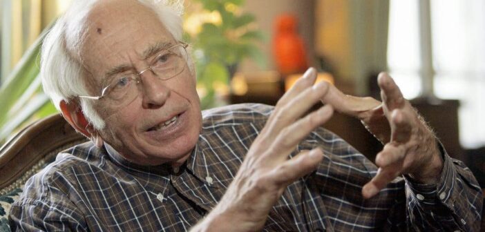 Yves Chauvin em sua casa em Tours, França, em 2005, depois de dividir o Prêmio Nobel de Química com dois americanos. (Crédito da fotografia: cortesia Christophe Ena/Associated Press)