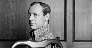 O crítico John Simon em 1975. Ele disse que sua missão era elevar os padrões por meio de críticas inflexíveis.Crédito...Michael Tighe/Coleção Donaldson, via Getty Images