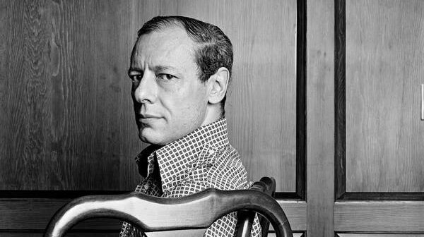 O crítico John Simon em 1975. Ele disse que sua missão era elevar os padrões por meio de críticas inflexíveis.Crédito...Michael Tighe/Coleção Donaldson, via Getty Images