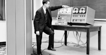 Wesley Clark em 1962 em uma demonstração do primeiro Computador de Instrumento de Laboratório, ou LINC.Crédito...Laboratório Lincoln do MIT