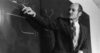 James W. Cronin, da Universidade de Chicago, onde lecionava física, astronomia e astrofísica. Com Val Fitch, ele descobriu "uma assimetria fundamental entre matéria e antimatéria".Crédito...Escritório de Notícias da Universidade de Chicago