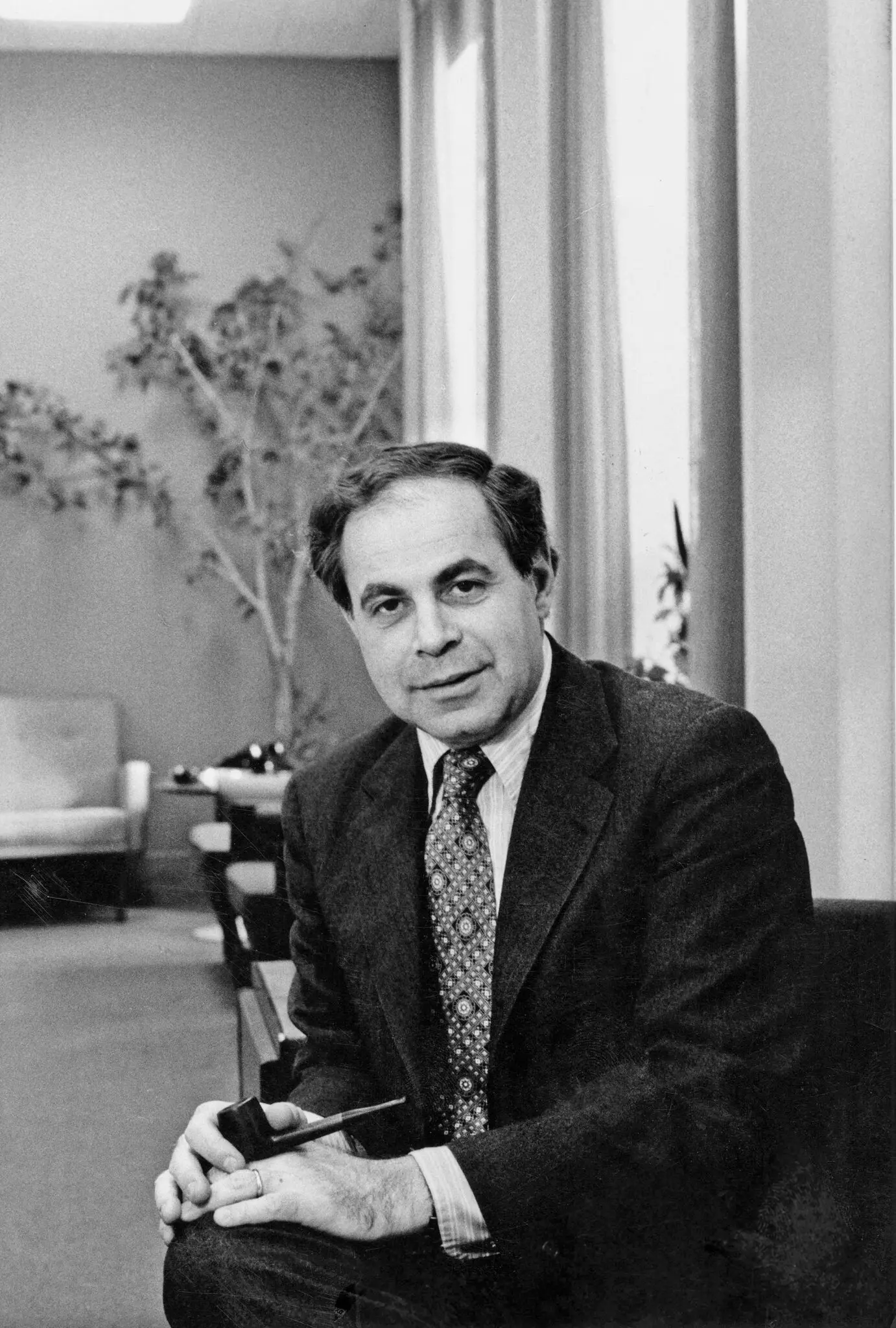 Max Frankel em 1976, ano em que foi nomeado editor da página editorial. Sua vocação para o jornalismo levou a atribuições em notícias globais, associações com líderes mundiais e ao cargo mais alto na redação do The Times. (Crédito da fotografia: Cortesia © Copyright All Rights Reserved/ © The New York Times ®/ REPRODUÇÃO/ TODOS OS DIREITOS RESERVADOS)