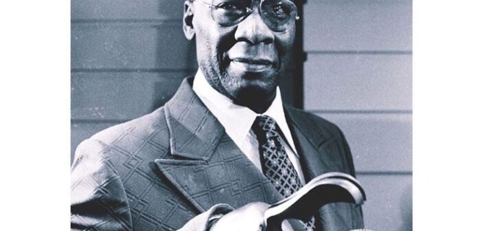 Viva e Deixe Morrer (1973). Uma foto promocional de Julius Harris como o formidável homem de um braço só. (Crédito da fotografia: Cortesia © Copyright All Rights Reserved/ © Pinterest ®/ REPRODUÇÃO/ TODOS OS DIREITOS RESERVADOS)