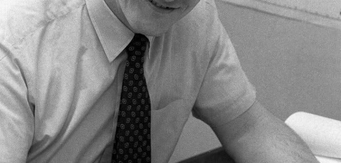 Joseph E. Persico em 1970. (Crédito da fotografia: Cortesia Librado Romero/The New York Times)