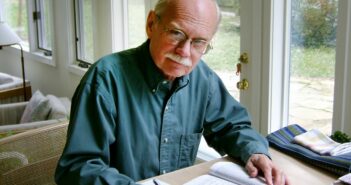 Charles R. Larson foi um estudioso pioneiro da literatura africana nos Estados Unidos. (Foto de família)