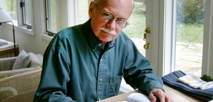 Charles R. Larson foi um estudioso pioneiro da literatura africana nos Estados Unidos. (Foto de família)