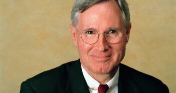 Sr. William Loverd em 2001, pouco antes de sua aposentadoria após 37 anos na Alfred A. Knopf. “Bill e Knopf eram totalmente sinônimos”, disse um ex-colega. Crédito...Elena Seibert