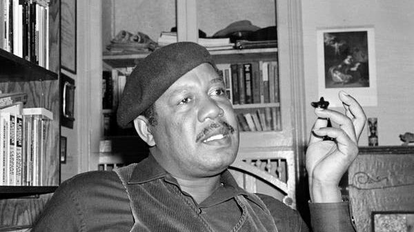 Sr. Ernest Gaines em 1977 em São Francisco. Seu romance de 1964, “Catherine Carmier”, contava a história de um jovem negro que, assim como ele, deixou sua casa na Louisiana para cursar faculdade na Califórnia antes de retornar ao Sul.Crédito...Imprensa associada