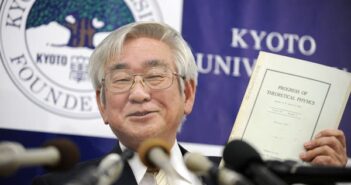 Dr. Toshihide Maskawa em uma entrevista coletiva em Kyoto, Japão, em outubro de 2008, um dia após receber o Nobel de Física.Crédito...Kazuhiro Nogi/Agência France-Presse — Getty Images